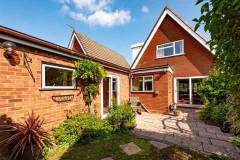 3 bedroom detached house for sale, Chestnut Drive, Wombourne, Wolverhampton