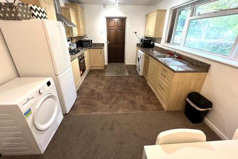 2 bedroom detached bungalow to rent, Parkside Road, Meanwood