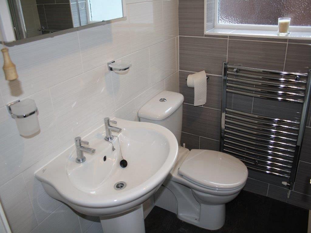 Elgin drive bathroom 2.JPG