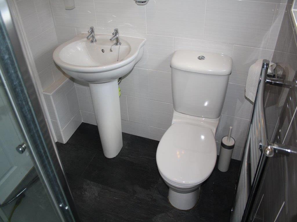 Elgin drive bathroom.JPG