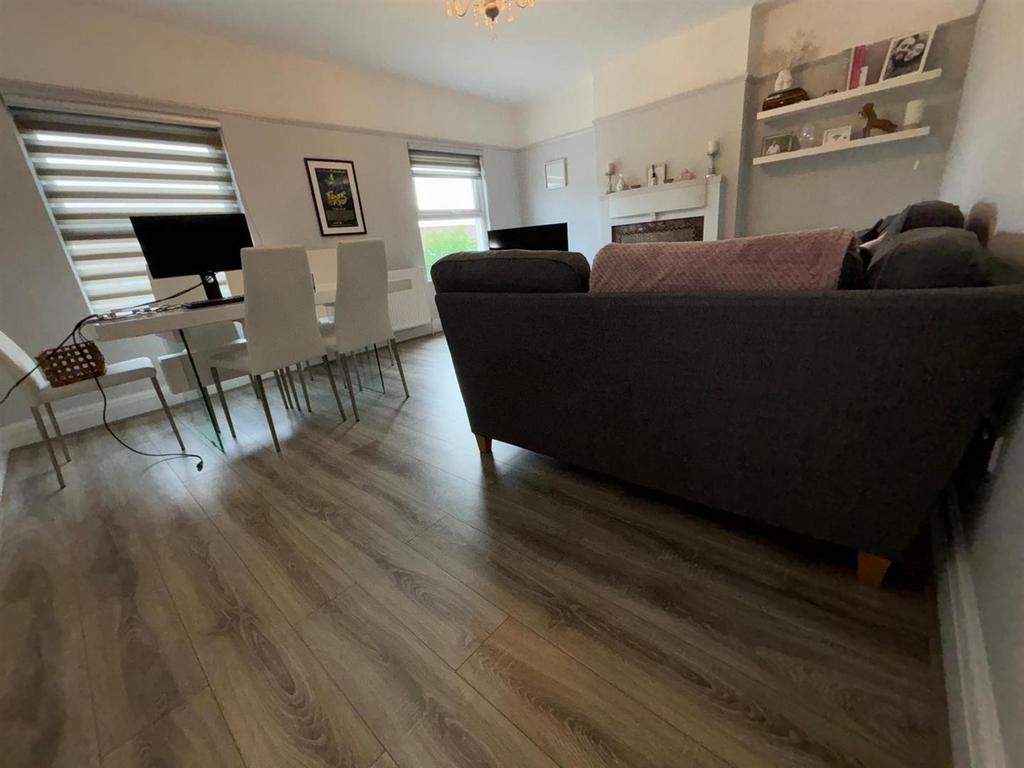 Daws Lane, Mill Hill, NW7 4SE 2 bed apartment £1,900 pcm (£438 pw)