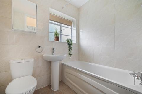 2 bedroom flat to rent, Ossulton Way, London