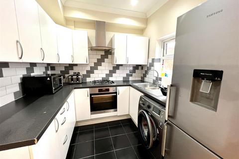 3 bedroom terraced house to rent, Penshurst Road, Thornton Heath