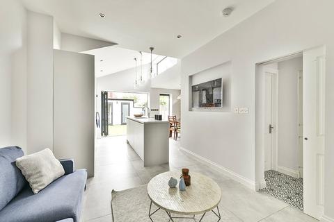 4 bedroom end of terrace house for sale, Pulborough Road, London, SW18