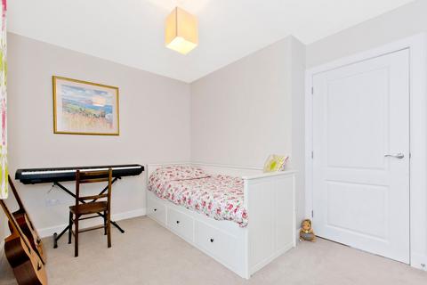 18 Devonvale Place, Kinross, KY13 8FR