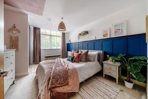 2 bedroom flat for sale, Upper Longcross,  Runnymede,  KT16
