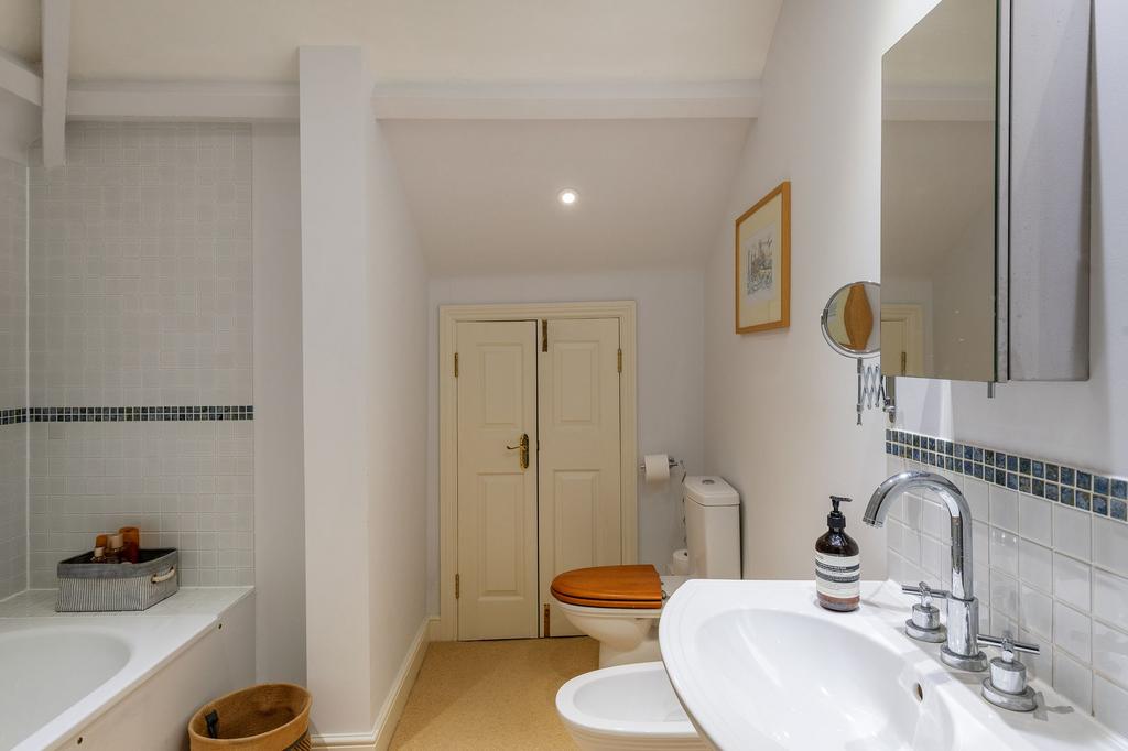 Bathroom Upper Apartment Colonsay Kingswear