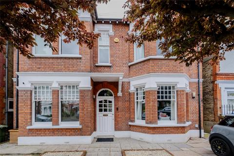 64 Braxted Park, London, SW16 3AU