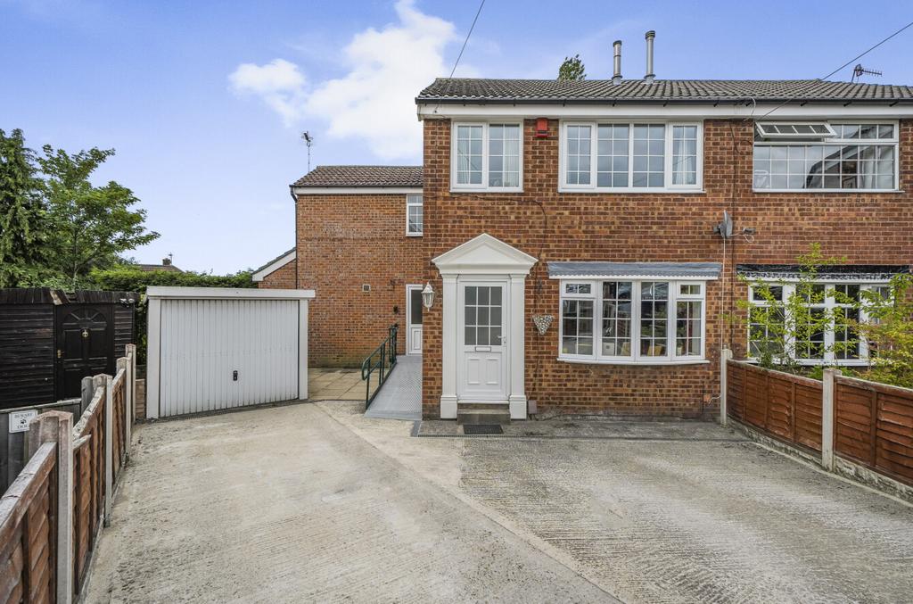 Glenlea Close, Stanningley, Pudsey, LS28 4 bed semidetached house for