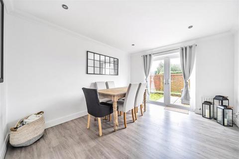 3 bedroom detached house to rent, Cartbridge Close, Woking GU23