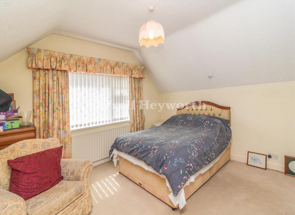 Bedroom 1 image 3