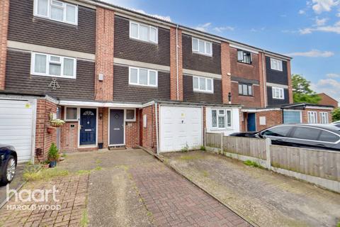 4 Bideford Close, Romford, RM3 8HZ