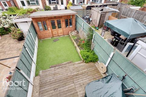 4 Bideford Close, Romford, RM3 8HZ