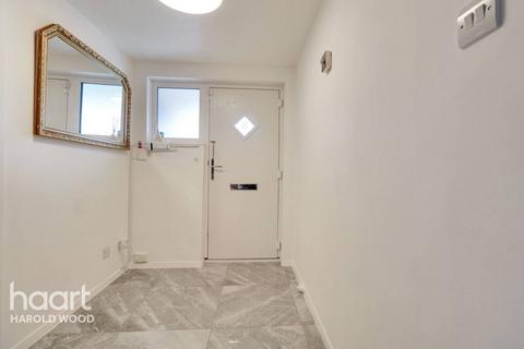 4 Bideford Close, Romford, RM3 8HZ