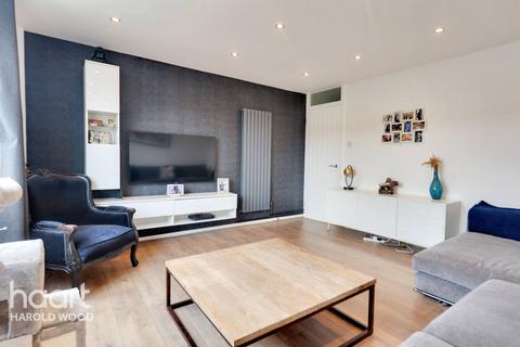 4 Bideford Close, Romford, RM3 8HZ