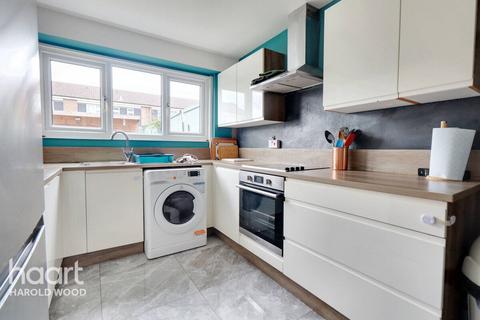 4 Bideford Close, Romford, RM3 8HZ