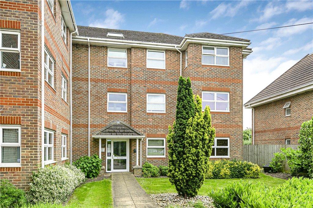 Barker Road, Surrey KT16 2 bed apartment for sale £280,000