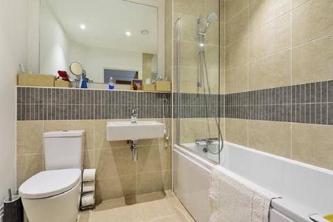 2 bedroom flat for sale, High Road, North Finchley