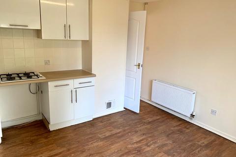 3 bedroom terraced house to rent, Throop Road, Townsend