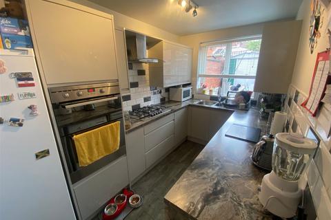 196 Fields New Road, Chadderton, Oldham, OL9 8NT