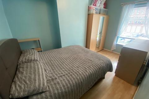 196 Fields New Road, Chadderton, Oldham, OL9 8NT