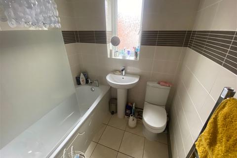 196 Fields New Road, Chadderton, Oldham, OL9 8NT