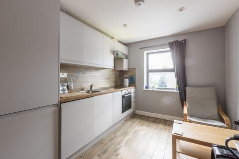 Studio to rent, Gloucester Road, Emperor House, CR0