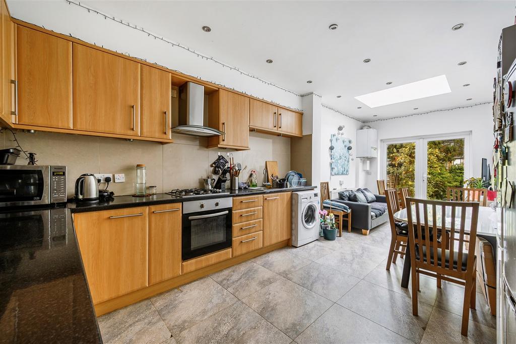 East Acton W3 W3 5 bed terraced house to rent £3,500 pcm (£808 pw)