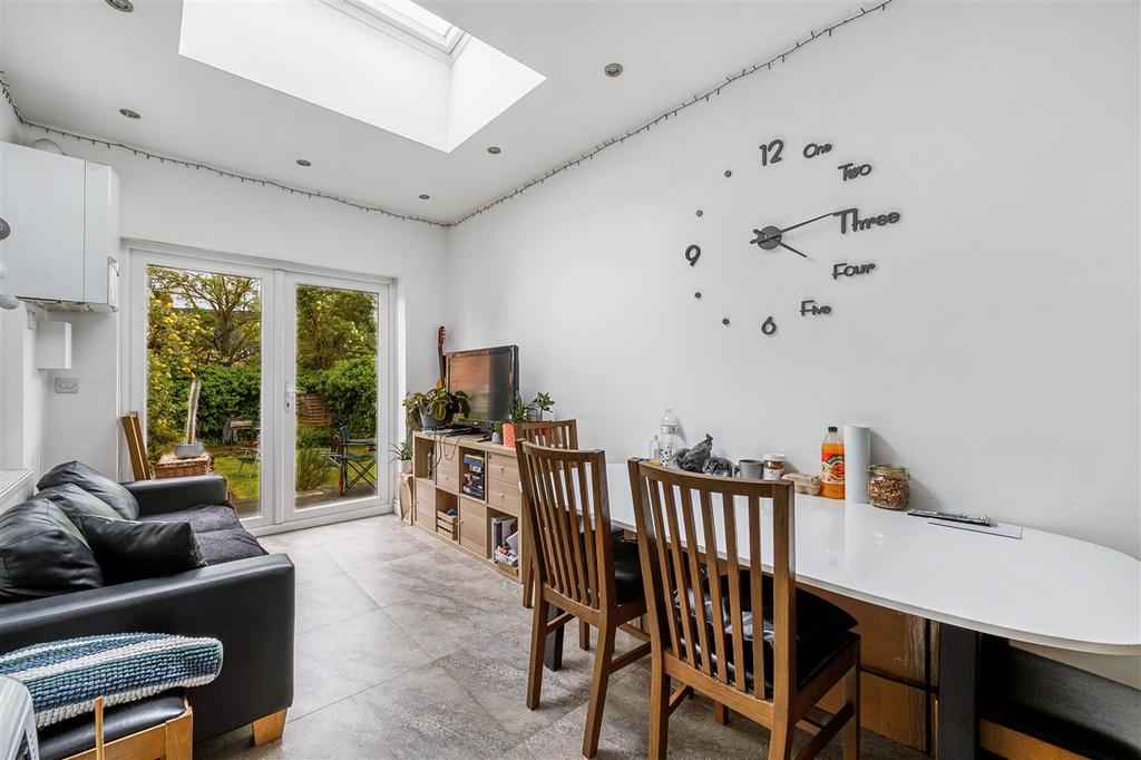 East Acton W3 W3 5 bed terraced house to rent £3,500 pcm (£808 pw)