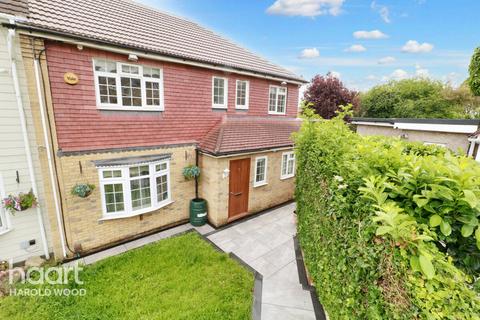 4 bedroom end of terrace house for sale, Daventry Gardens, Romford