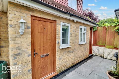 4 bedroom end of terrace house for sale, Daventry Gardens, Romford