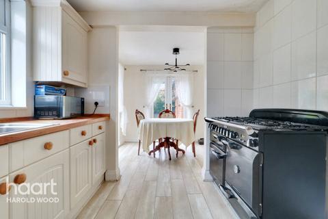 7 Daventry Gardens, Romford, RM3 7QU