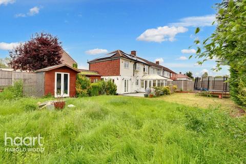 7 Daventry Gardens, Romford, RM3 7QU