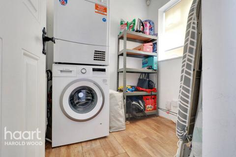 7 Daventry Gardens, Romford, RM3 7QU