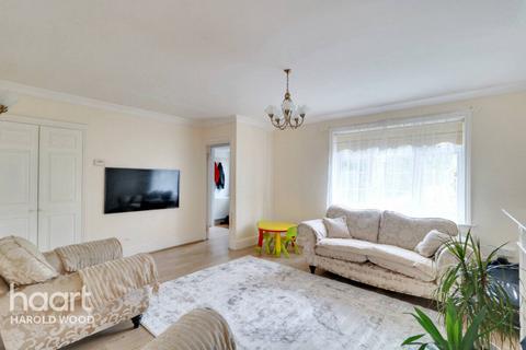7 Daventry Gardens, Romford, RM3 7QU