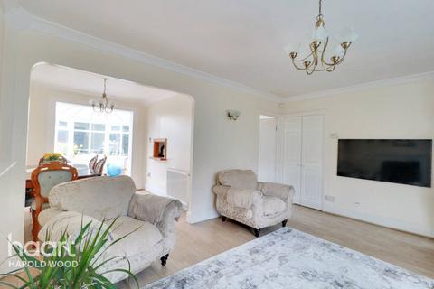 7 Daventry Gardens, Romford, RM3 7QU