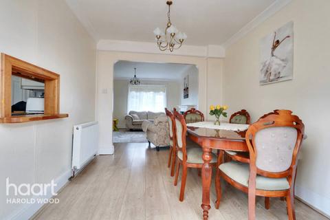 7 Daventry Gardens, Romford, RM3 7QU