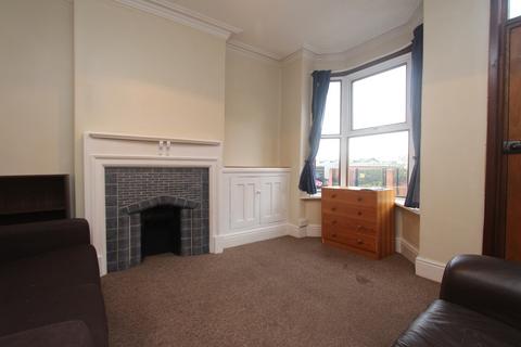 3 bedroom terraced house to rent, Knighton Fields Road East, Leicester LE2