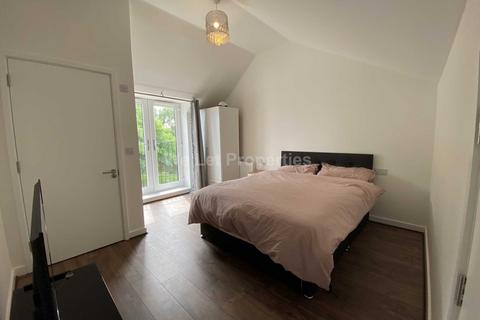 3 bedroom house to rent, Cromwell Road, Salford M6