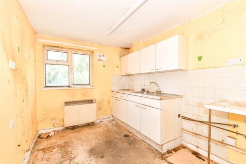 1 bedroom flat for sale, Newlands Crescent, East Grinstead, West Sussex