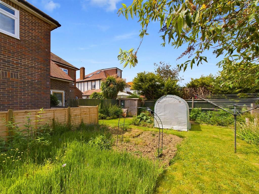 Pevensey Road, Worthing, BN11 5NS 1 bed flat £995 pcm (£230 pw)