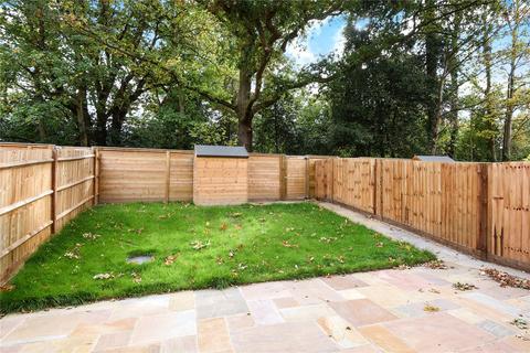 25 Queenswood Crescent, Englefield Green, Egham, TW20 0AR