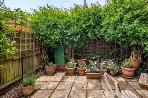 4 Speechly Mews, London, E8 2NQ