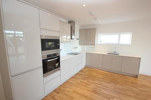 2 bedroom flat to rent, Sandringham Court, Woking GU22