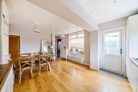 8 Hart Road, Byfleet, West Byfleet, KT14 7NQ