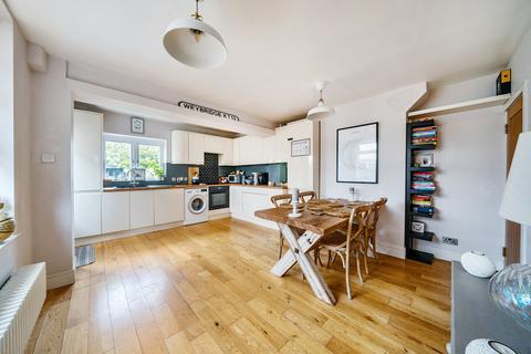 8 Hart Road, Byfleet, West Byfleet, KT14 7NQ