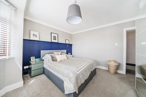 8 Hart Road, Byfleet, West Byfleet, KT14 7NQ