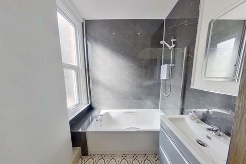 2 bedroom terraced house to rent, Flat 1, 44 Addison Street, Nottingham, NG1 4HA