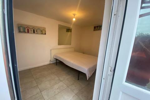 Studio to rent, St. Leonards Gardens, Hounslow TW5