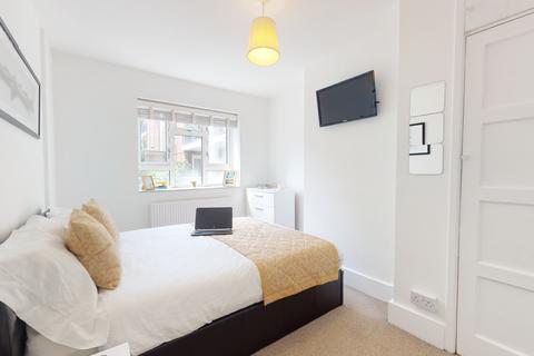 3 bedroom flat to rent, Edensor Gardens, London W4